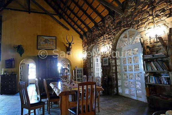 Okambara Elephant Lodge zur besten Afrika Reisezeit