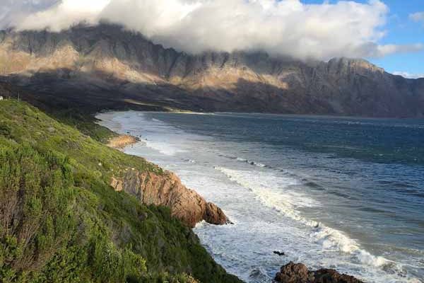 Clifton Bay zur besten Afrika Reisezeit mit Wolken und dramatischem Wetter