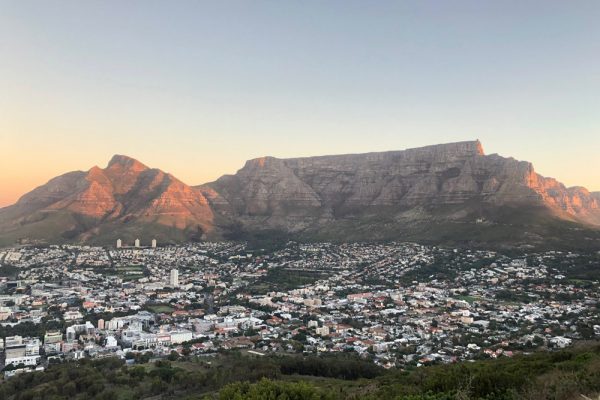 Reisezeit Herbst: Blick auf den Tafelberg in Kapstadt im Abendrot