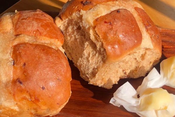 Frischgebackene Milchbrötchen mit Butterbonbons zum Frühstück im Le Pommier