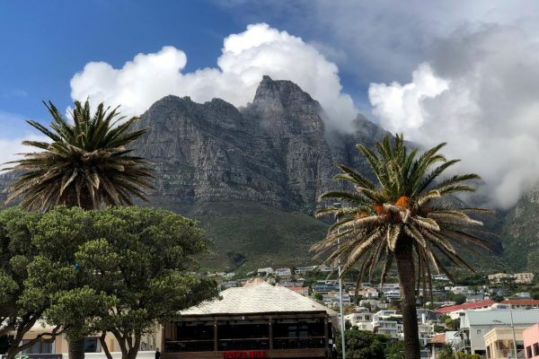 Blick auf die Rückseite des Tafelberg von Camps Bay