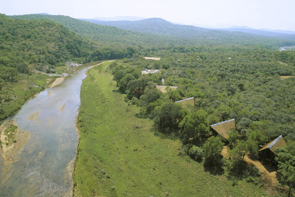 Luftaufnahme der Amakhosi Lodge am Fluss