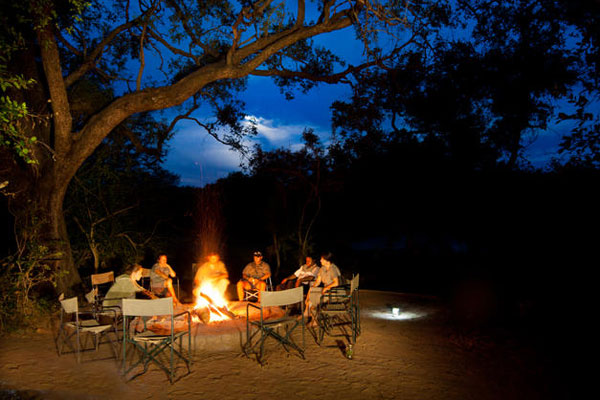 Lagerfeuer im Safari Camp