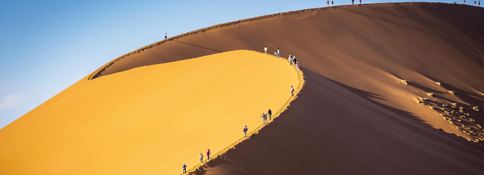 Urlauber wandern in der Namib Wüste