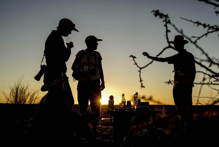 Sonnenuntergang mit Freunden in Dünen